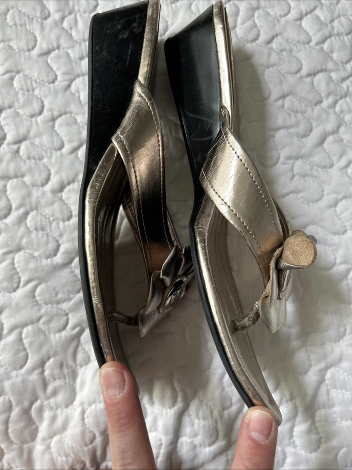 Sandalias de mujer AK ANNE KLEIN Iflex doradas/plateadas flor cuña 9M MacKenzie sin cordones Foto 4 de 4