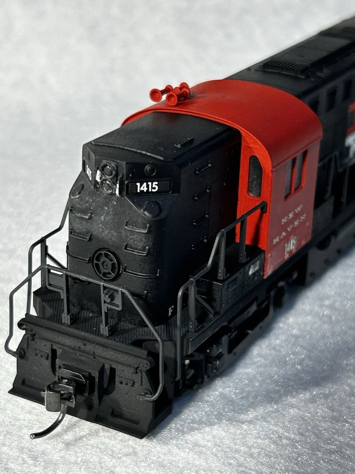 Beautiful Atlas Alco RS-11 New Haven RR Loco HO - Image 4 of 4