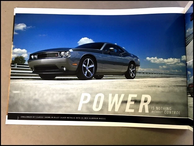 2013 Dodge Challenger and SRT SRT8 34-page Car Sales Brochure Catalog - R/T Hemi - Imagem 3 de 4