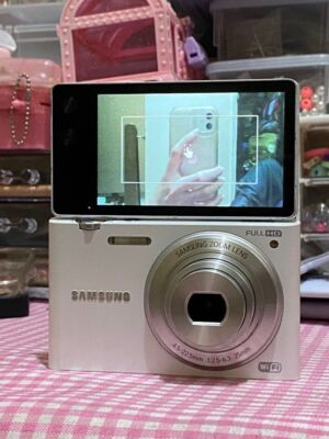 Samsung MV900f 16.1MP 5x Optical Zoom Flip-out Touch Screen Camera