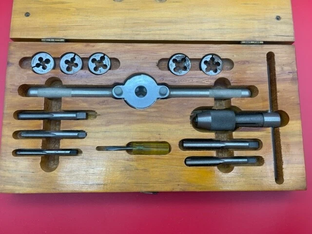 Placa de tornillo redonda ajustable Vermont Tap & Die T-2A con estuche de madera vintage Foto 2 de 4