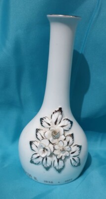 Crown Fine Bone China Silver Jubilee of H.M. Queen Elizabeth II (1952-1977) Vase