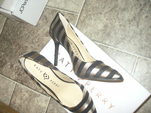 Zapatos de salón de tela metálica despojada Katy Perry ""The Sissy"" talla 5M negro/dorado 34KP0646 nuevos con caja - Imagen 4 de 8