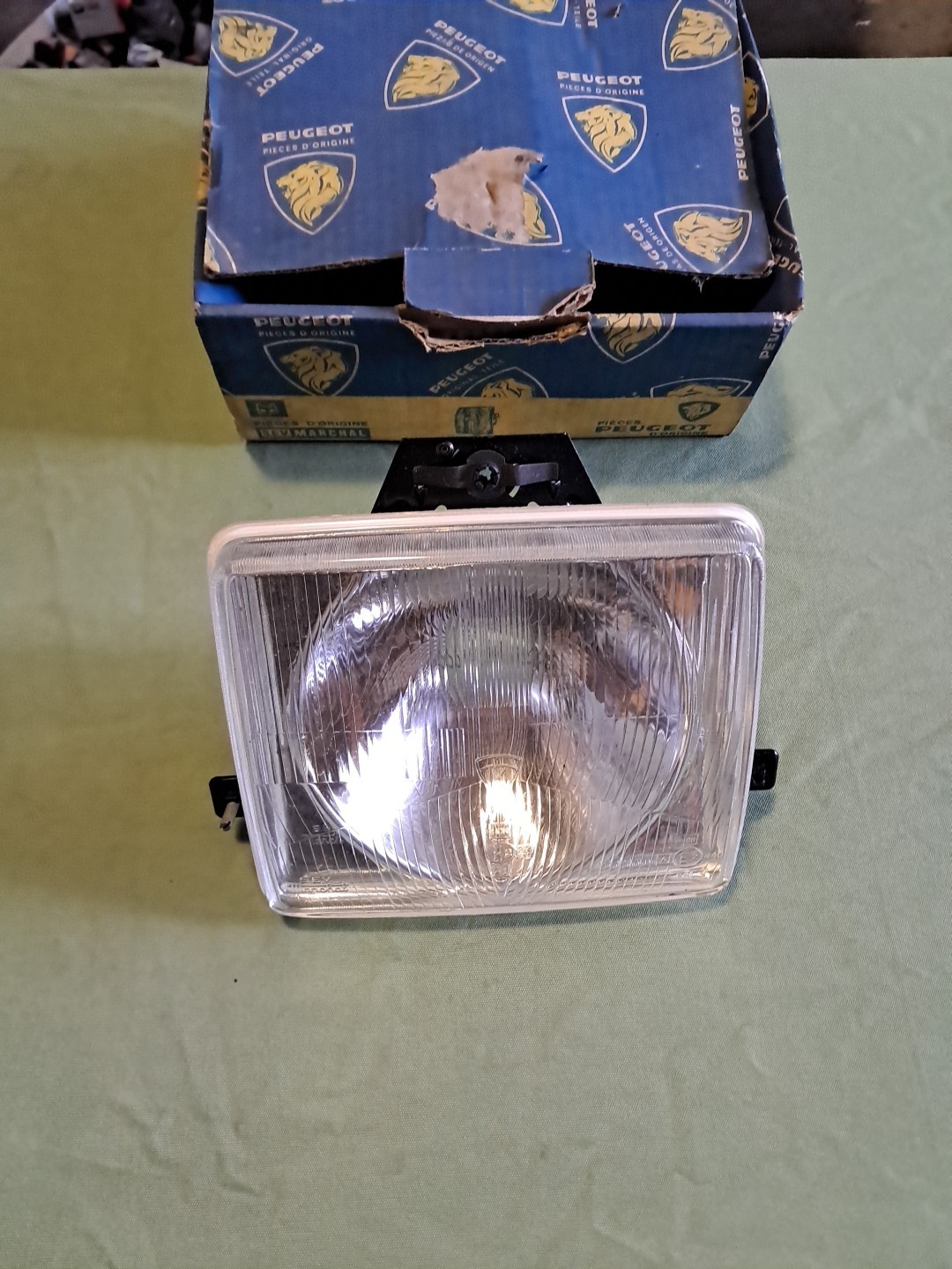 Phare gauche ou droit Peugeot 104 optique Marchal code européen pour Peugeot P4