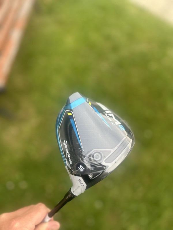 TaylorMade SIM2 Max Driver - RH - Fujikura VENTUS Graphite - 9.0° - Stiff Flex