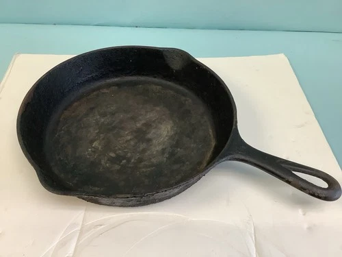 Griswold Cast Iron Skillet No.8 Sits Flat