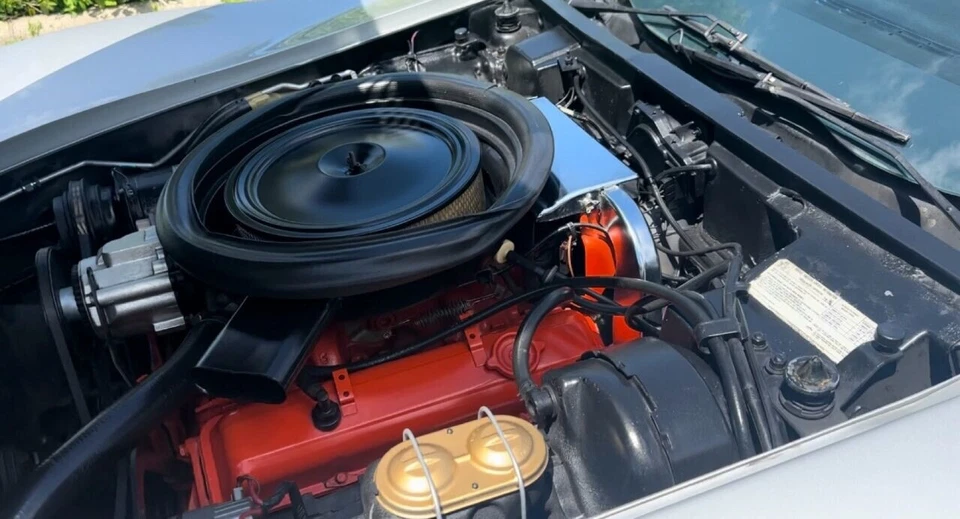 Chevrolet Corvette 350 CI V-8 1975, automático, aire acondicionado Foto 2 de 4