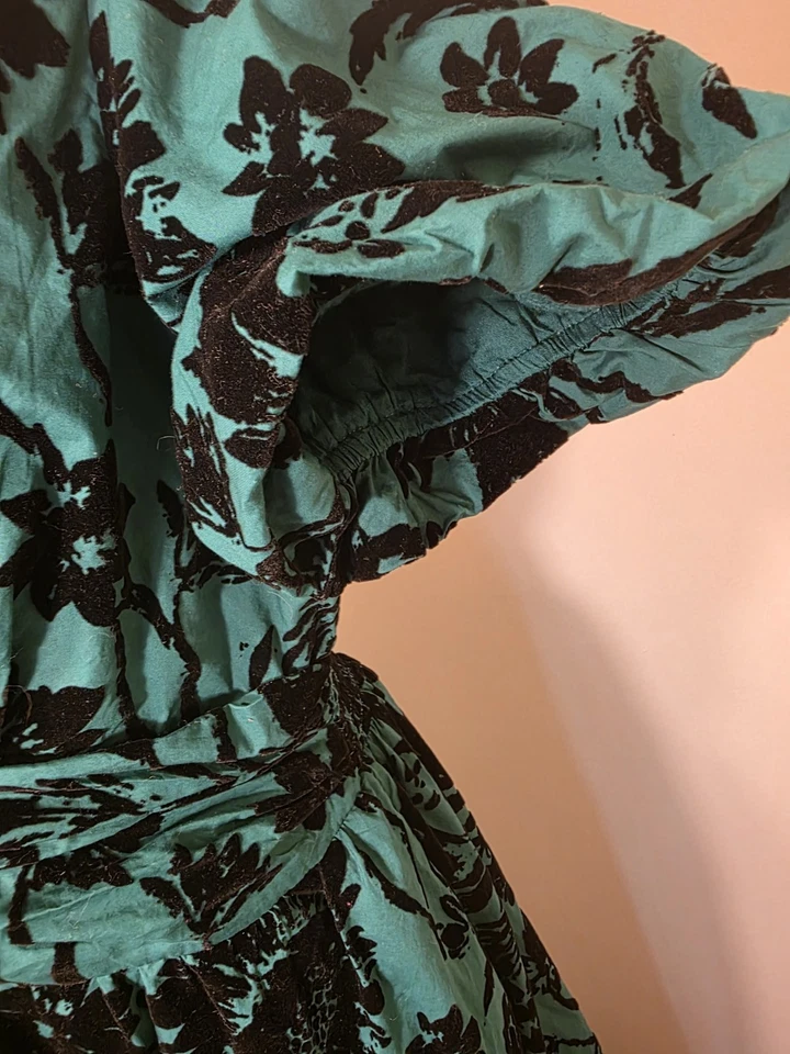 Maxi Vestido Anthropologie Verde Katarina Forrado Flores Flocadas, Talla L, $90 Foto 3 de 4