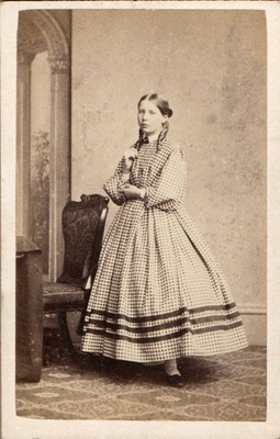 RODGER ST ANDREWS SCHOTTLAND CDV MÄDCHEN KARIERTES KLEID LANGE LOCKEN VIKTORIANISCHE MODE