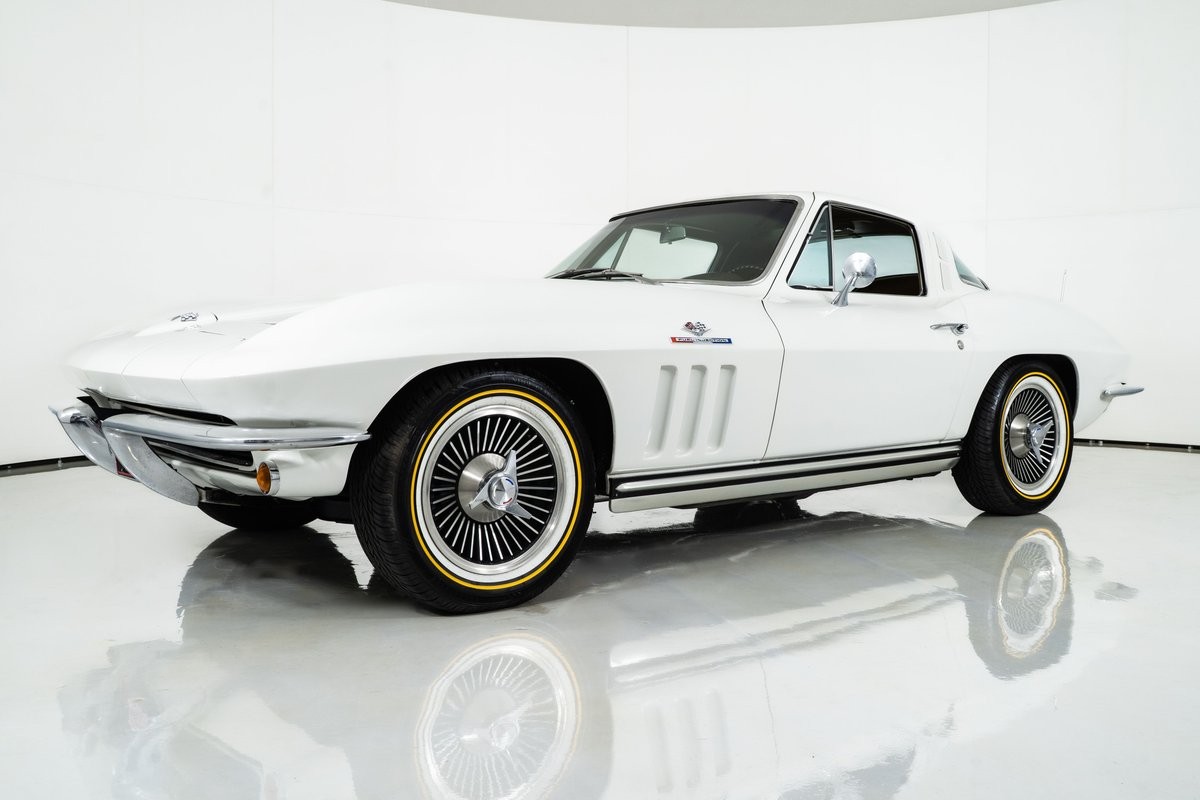1965 Ermine White Chevrolet Corvette   | C2 Corvette Photo 5