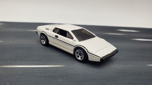 Hot Wheels 2013 Mattel James Bond 007 Lotus Esprit S1 HW Workshop 1/64 Diecast - Picture 6 of 7