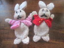 DWA WIELKANOCNE RĘCZNIE DZIANE JAJKA COSIES. KRÓLIKI. PASUJE DO MAŁYCH JAJ CADBURY.