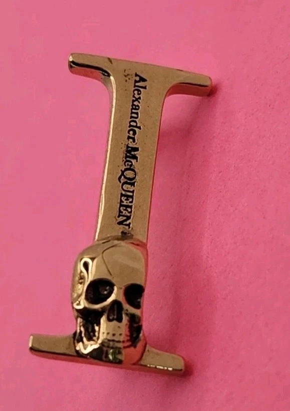 NUOVO Alexander McQueen Alphabet Skull Sneaker Charm tono oro. Lettera "I"