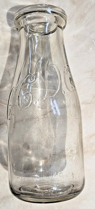 Antq COUNTRY CLUB DAIRY Pint MILK BOTTLE. Kansas City Mo