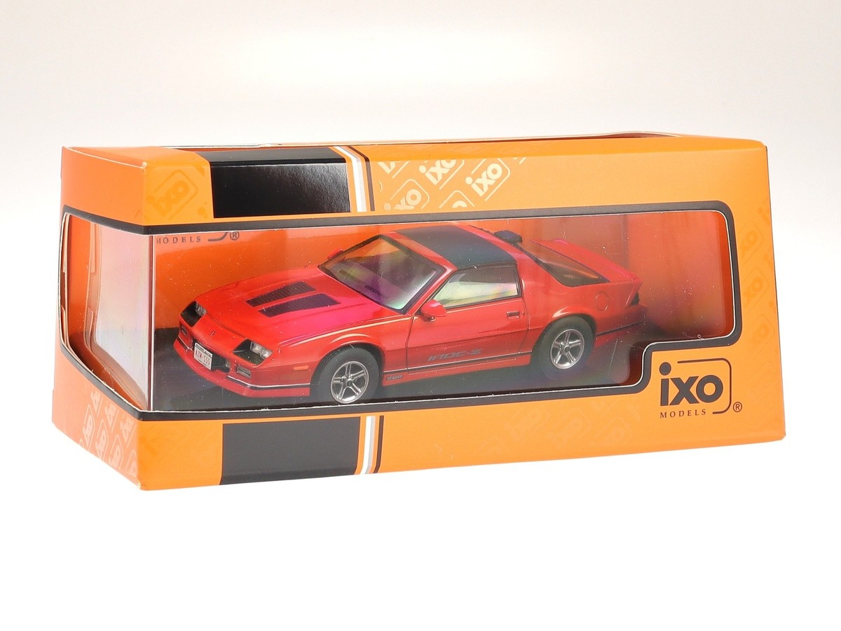 Chevrolet Camaro IROC-Z 1986 red diecast model car CLC562 IXO 1:43