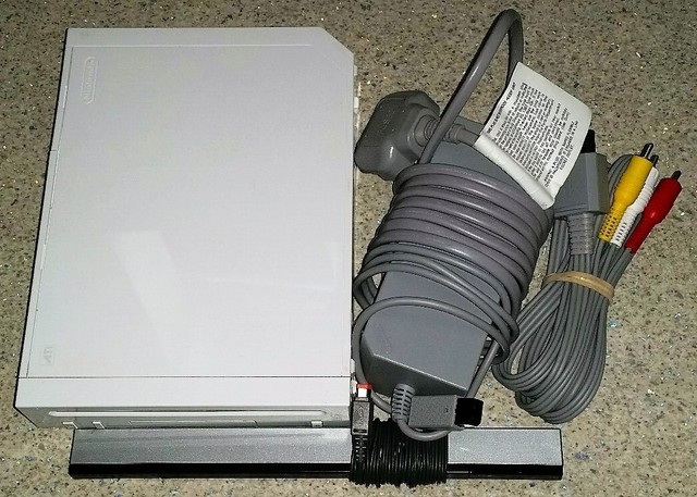 10 white Nintendo Wii consoles and cables fully working job lot (2) 10 white Nintendo Wii consoles and cables fully working job lot (2)