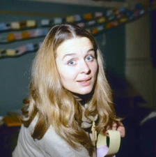 Irish actress Sinead Cusack makes a paper chain an unspecified eve- Old Photo