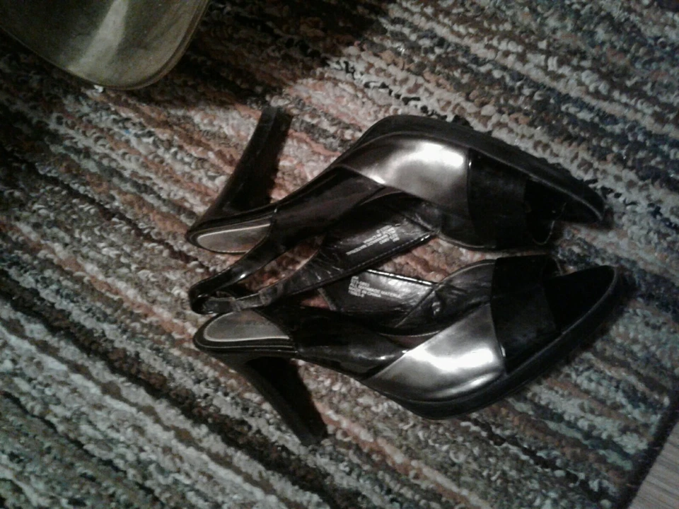 女士灰色吊带高跟鞋 9 码鞋跟 2.9 到 3.00 码 — 第 2/4 张图片