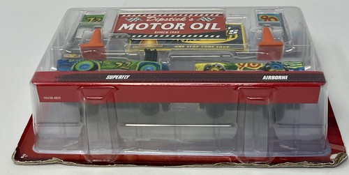 Disney Pixar Cars Superfly Airborne Dipstick's Motor Oil paquete sellado dañado - Imagen 6 de 6