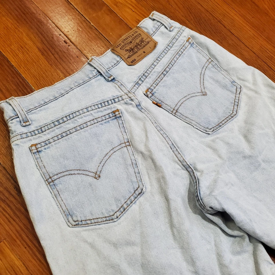 Vintage Levis Shorts Womens 11 Light Wash 950 Relaxed Fit Denim Made in USA 90s - Image 2 of 4