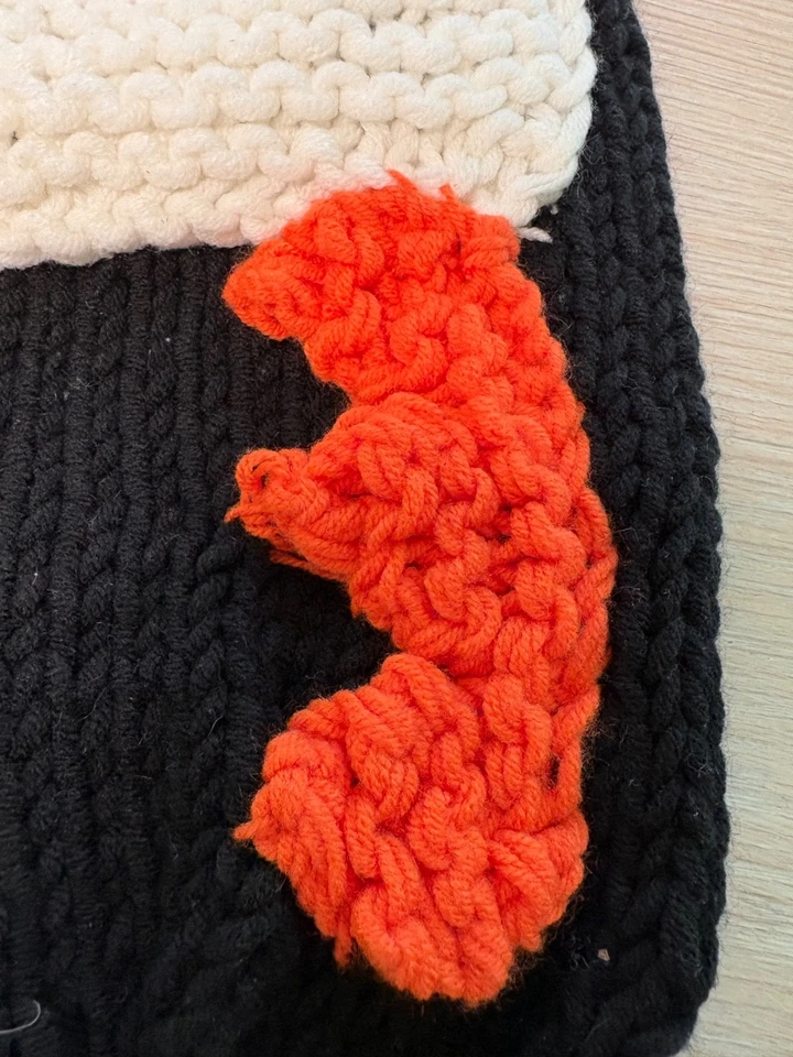 Disfraz de Pingüino Recién Nacido Bebé Crochet Cocoon en Negro, Blanco y Naranja con Sombrero Foto 3 de 4