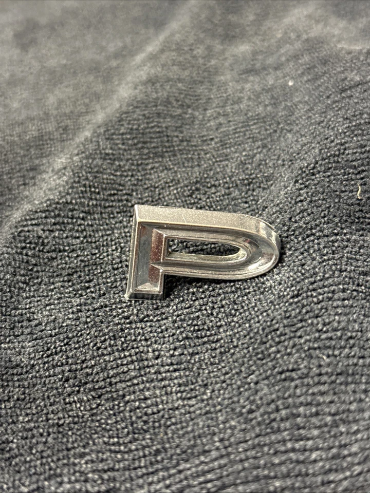 Manivelas de ventilação Pontiac Firebird 1968 fabricante de equipamento original + emblemas de letras PONTIAC e emblema traseiro - Imagem 2 de 4