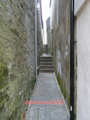 FOTO PILOT LERWICK PILOT LANE IST EINE SEHR SCHMALE GASSE, DIE WESTWÄRTS VERLÄUFT BE