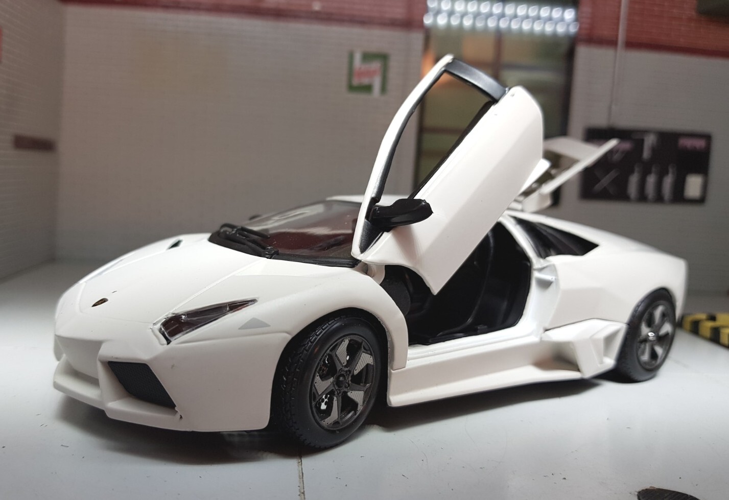 Lamborghini Reventon White 2011 Reventón Burago 1:24 Diecast Scale Model 21041
