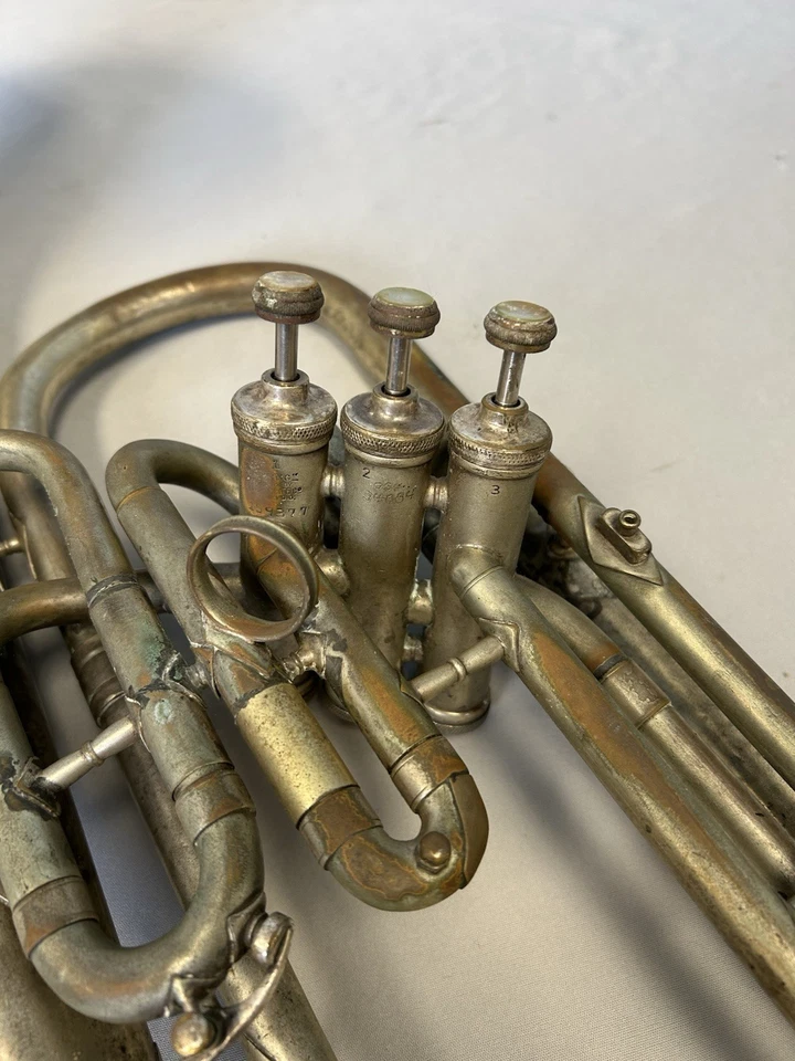 DE COLECCIÓN KING de H.N. CUERNO BARÍTONO PLATEADO WHITE CO. CON CAMPANA DESMONTABLE CLEV-D O Foto 3 de 4