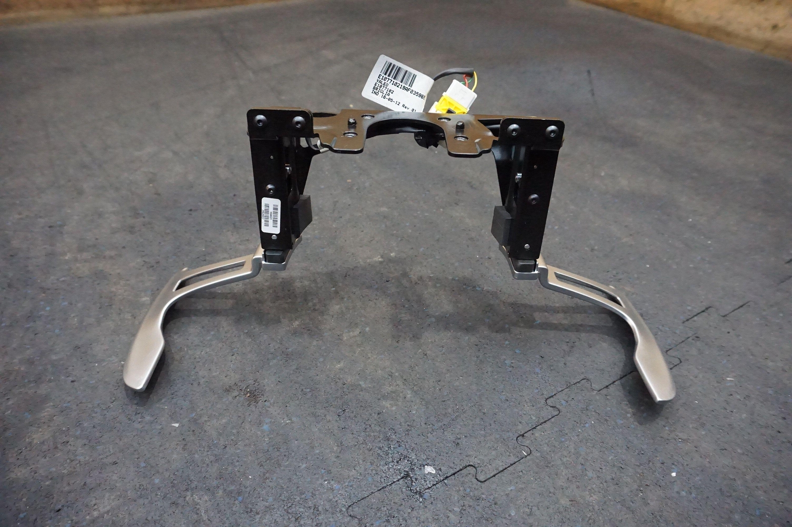 Steering Wheel Paddle Shifter Gear Selector Lever OEM 670149191 Maserati Levante