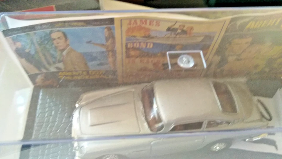 Aston martin 007 1/43 diorama base comm. TV - Immagine 2 di 3