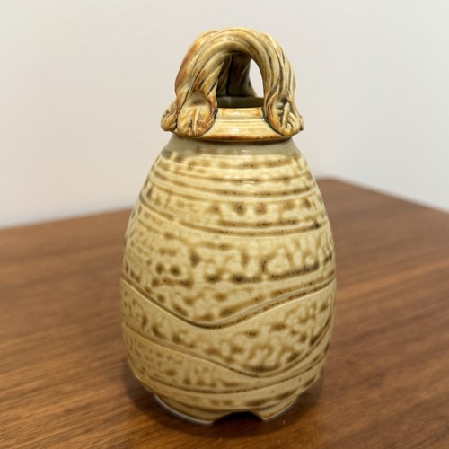 Marcia Bugg NC Studiokeramik Blumenknospe Vase 5" salbeigrün Tropfglasur Blatt - Bild 4 von 7
