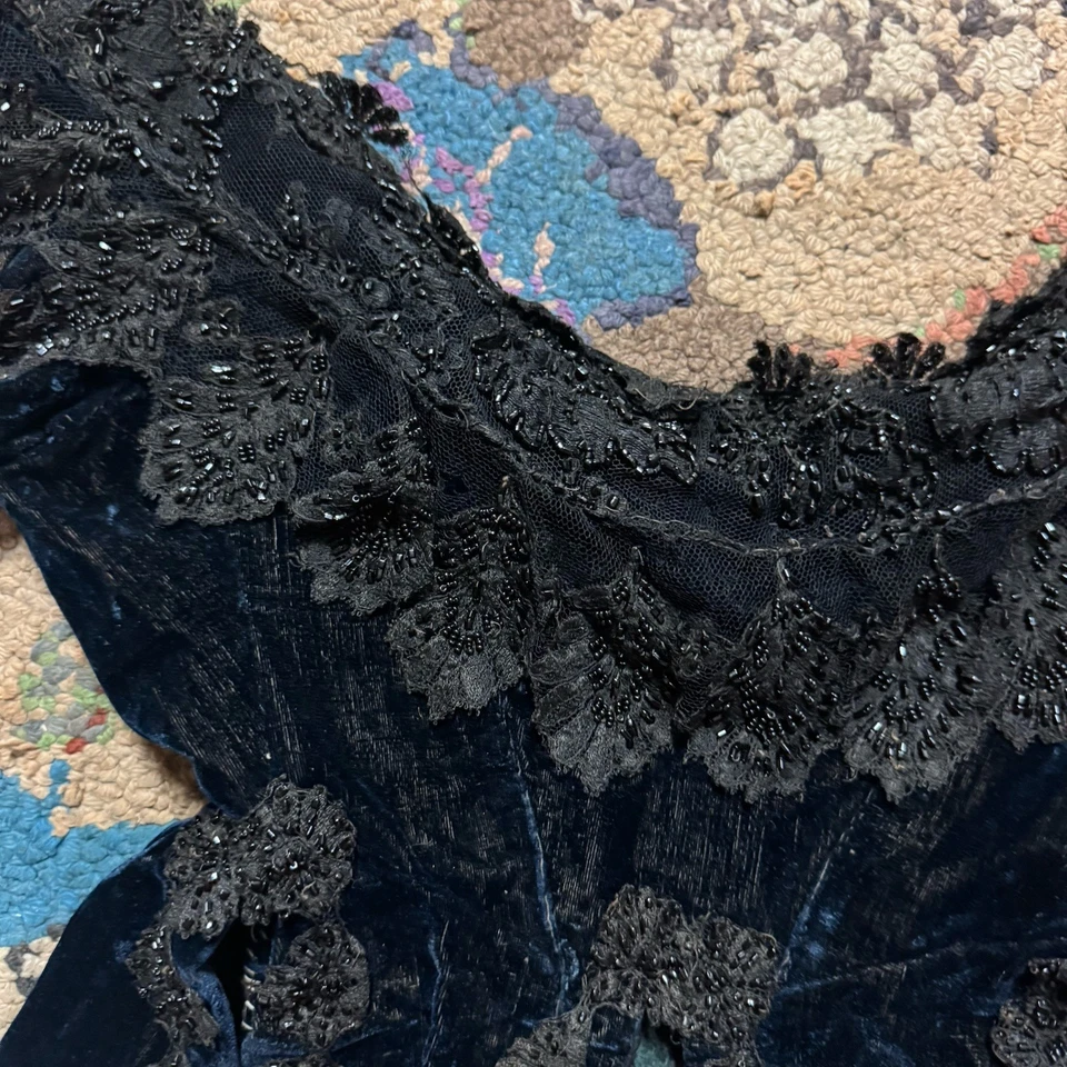 Antiguo corpiño victoriano de terciopelo de seda azul medianoche con cuentas vintage Foto 4 de 4