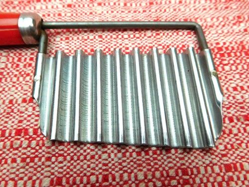 Vintage Manual Cut/Chop Vegetable Potato Crinkle Cutter With Bakelite Red Handle - Picture 6 of 6