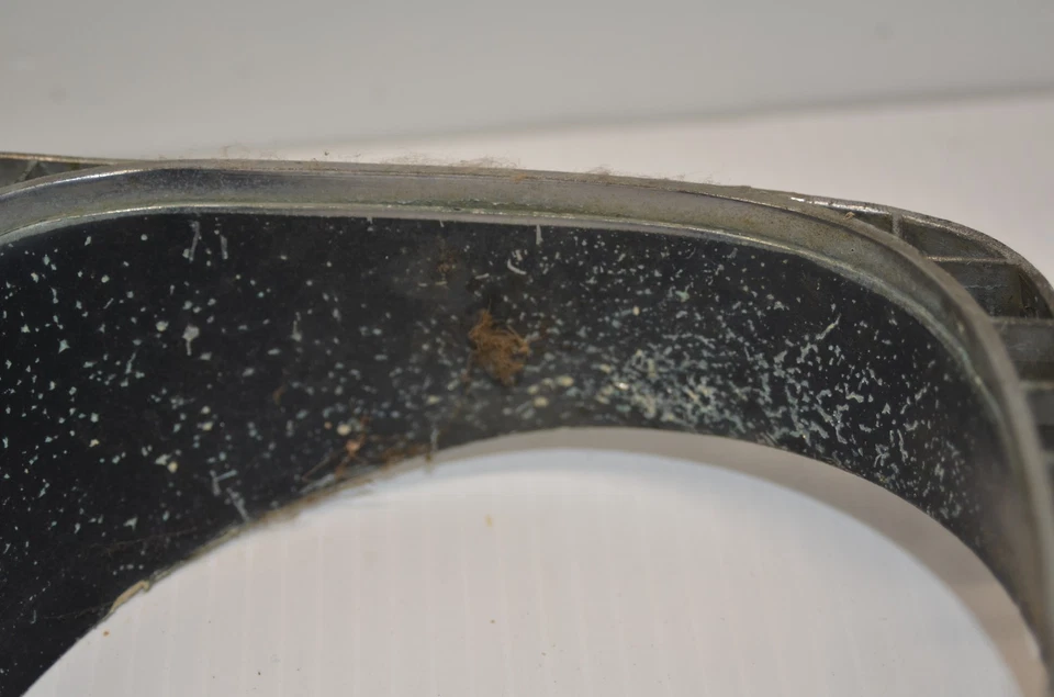 Moldura de faro lateral derecho del pasajero Oldsmobile Toronado 1970 OEM Foto 2 de 4