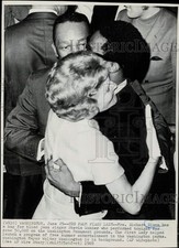 1969 Press Photo Mrs. Richard Nixon hugs Stevie Wonder in Washington - lrw02574
