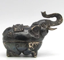 CAMBODIAN REPOUSSE SILVER BETEL ELEPHANT BOX T900 SIGNED MAKER SIGNED  23grm OR3