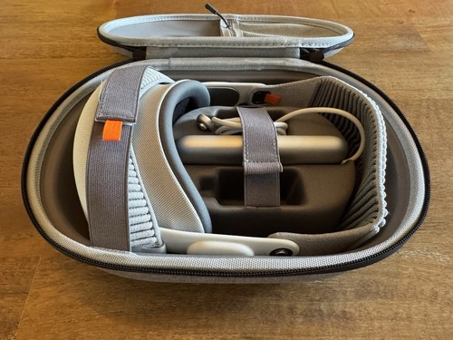 Apple Vision Pro VR Headset 256GB w/ Light Seal-21W/Solo Knit Band-M - Excellent - Picture 2 of 8