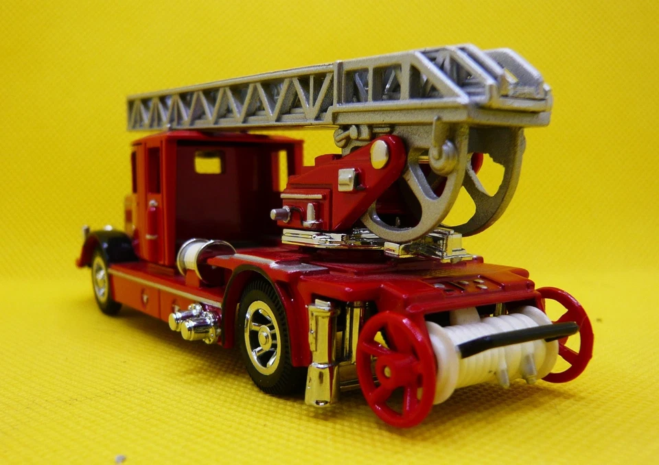 1932 Mercedes Benz ladder truck YFE05 limited 1993 Matchbox Collectibles. - Image 3 of 4