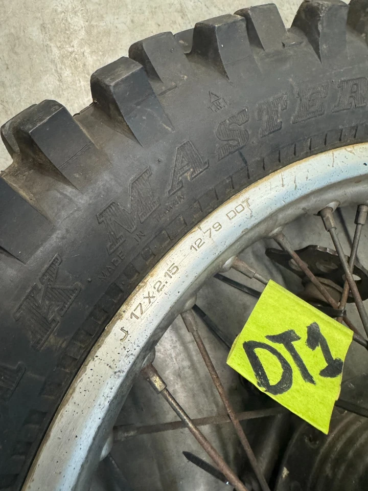 Yamaha RT1 DT1 250 360 1971 llanta trasera neumático buje radios piñón Foto 2 de 4