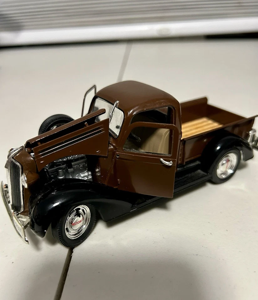 Lot Of 2 Trucks - 1937 Plymouth Pickup Signature & 1936 Ford Pickup ARKO - 1:34 - Image 3 of 4