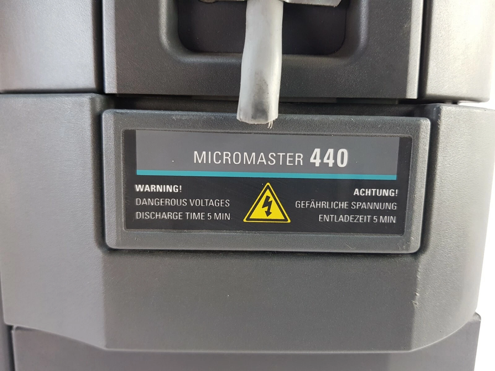 MICROMASTER 440 warning plate on the front of the 6SE6440-2AD33-0EA1