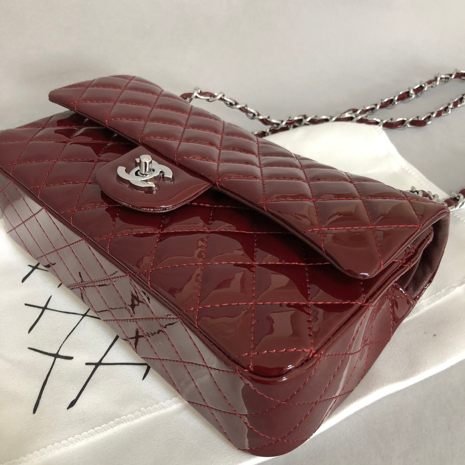 ✰CHANEL✰ Bolso de hombro de charol burdeos con cadena plateada