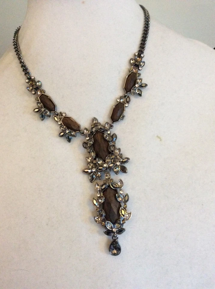 Collar Givenchy tono hemitato y madera oscura 214B $195 Foto 3 de 4