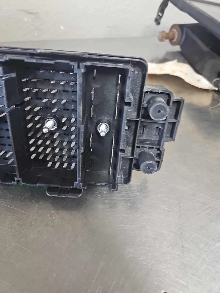 2009-2012 Chevrolet Malibu Fuse Box Engine VIN 0 8th Digit Without Opt NU6 OEM - Image 3 of 4