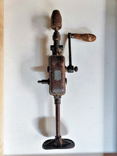 Antico trapano vintage manuale a manovella
