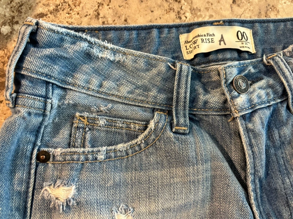 VINTAGE Y2K Abercrombie Low-Rise Distressed Crochet Light Denim Shorts Sz 00/24 - Image 3 of 4