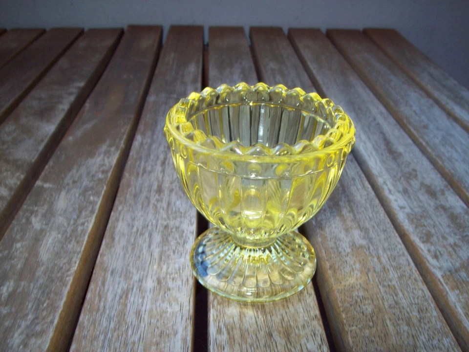2 Eierbecher mit Fuß - Glas - gelb/transparent - Pokal - Nostalgie - Antik-Look - Bild 2 von 2