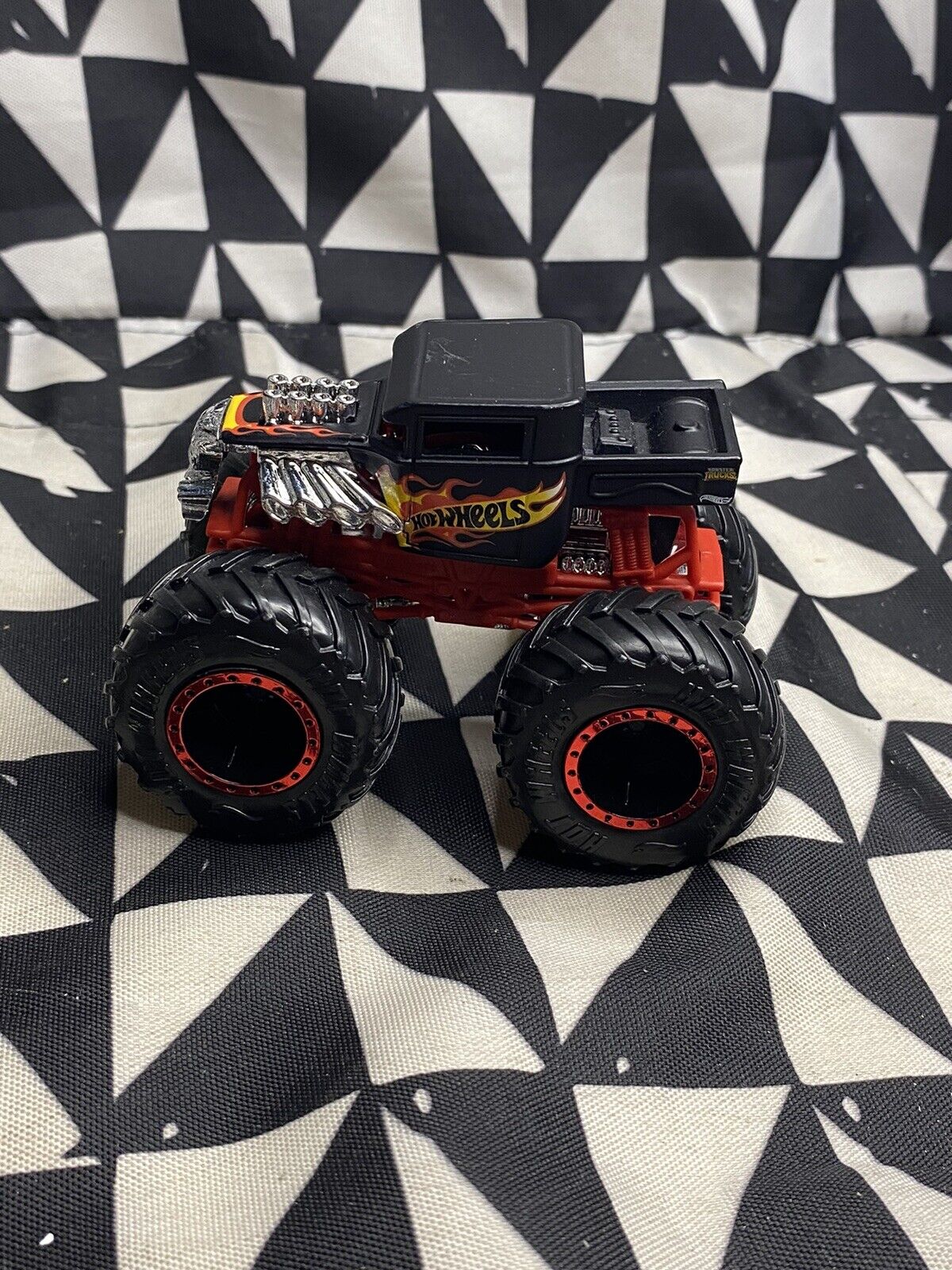 Hot Wheels Monster Trucks 1:64 Scale Bone Shaker Crushable Car 6/75,  Black/red