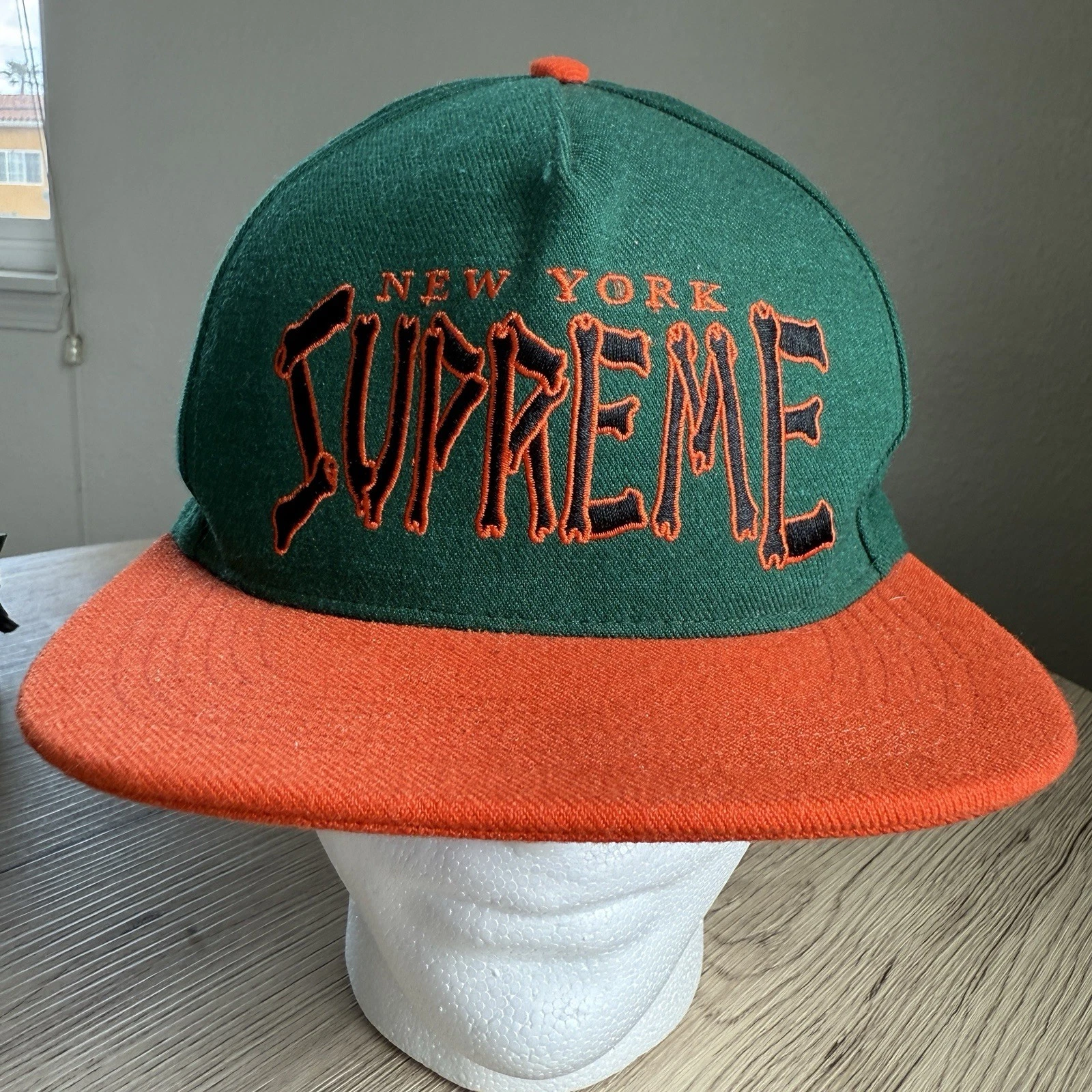 Chapeau SnapBack OS Supreme Bones Logo 5 panneaux vert orange streetwear coloris rare